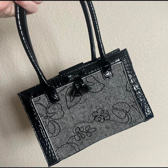 Liz Claiborne bow handbag this - Picture 3 of 5